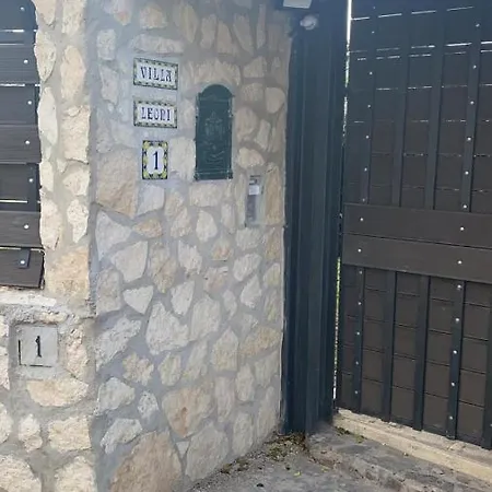 Apartment A T Leoni