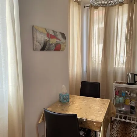 A T Leoni Apartment *